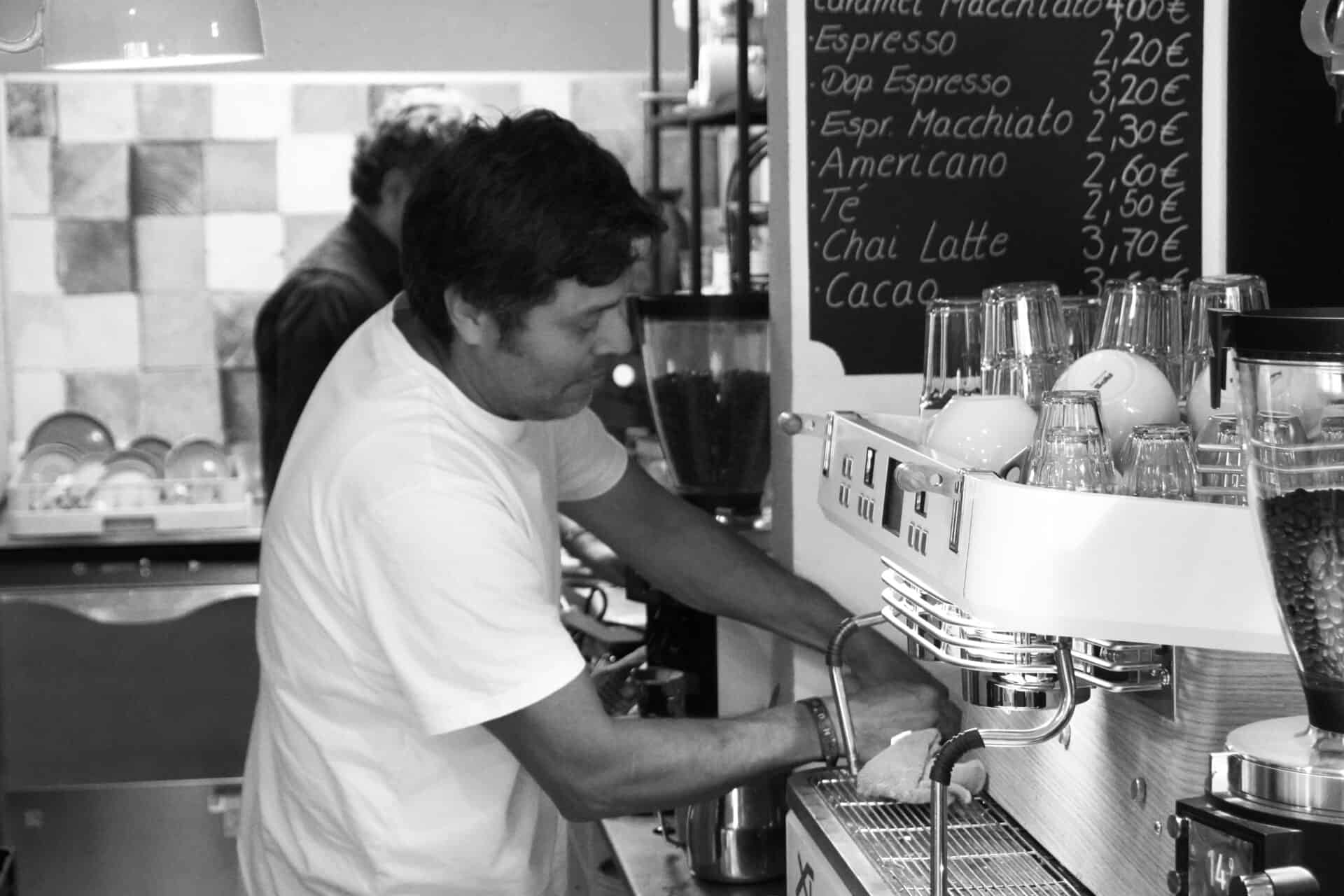 Jorge an der Siebträgermaschine