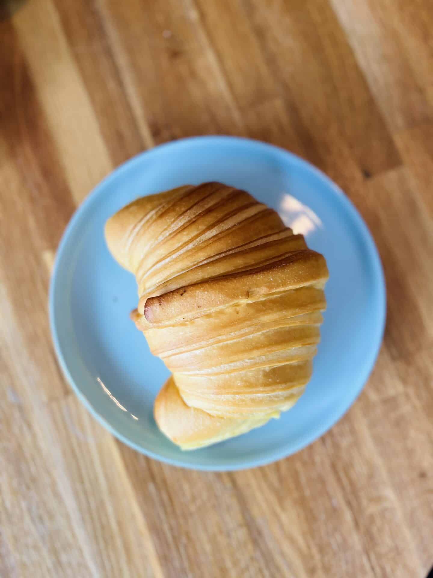 Nahaufnahme portugiesisches Croissant im Haciendo Café