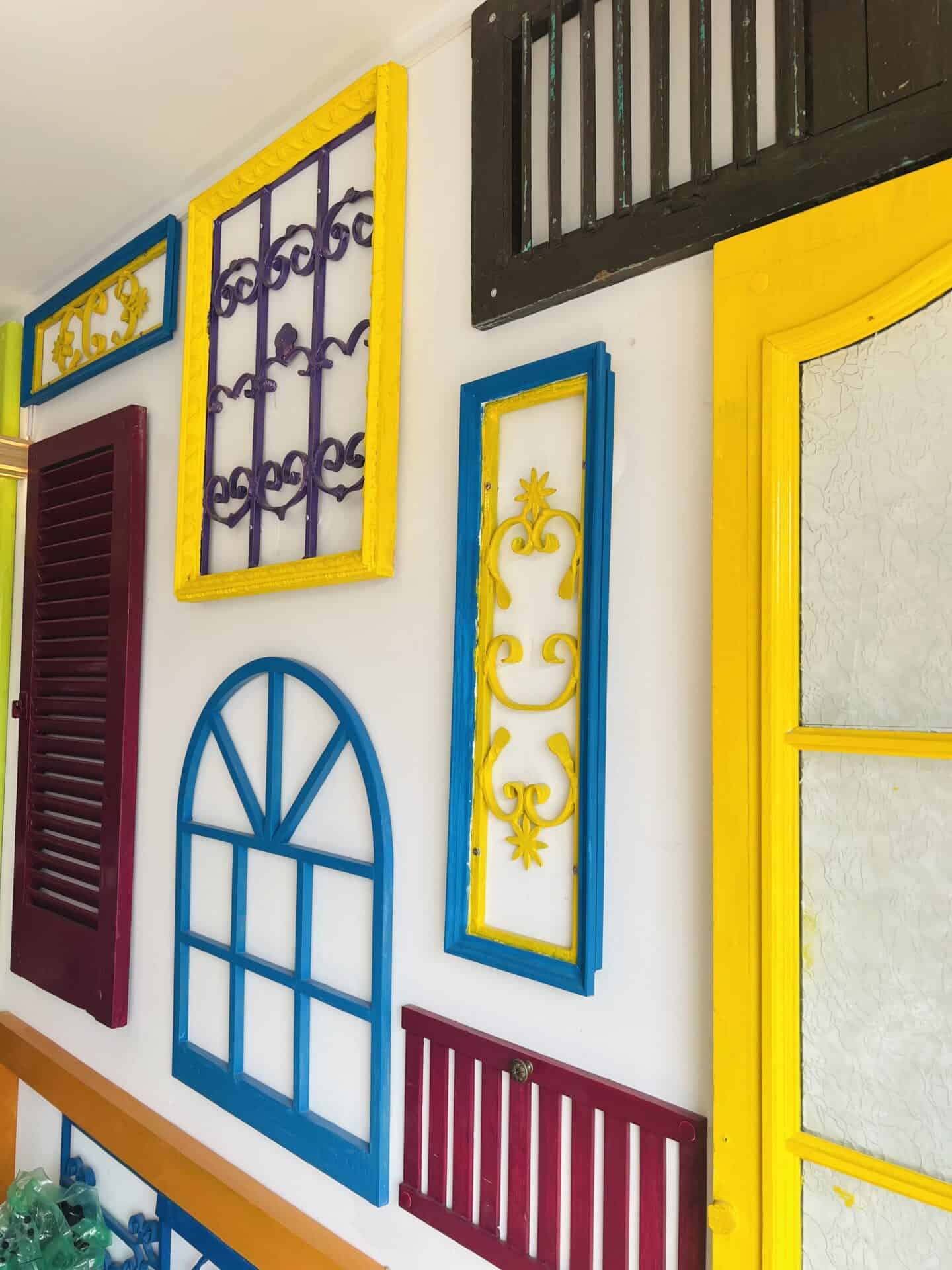 Wand mit bunten Fensterläden im Haciendo Café