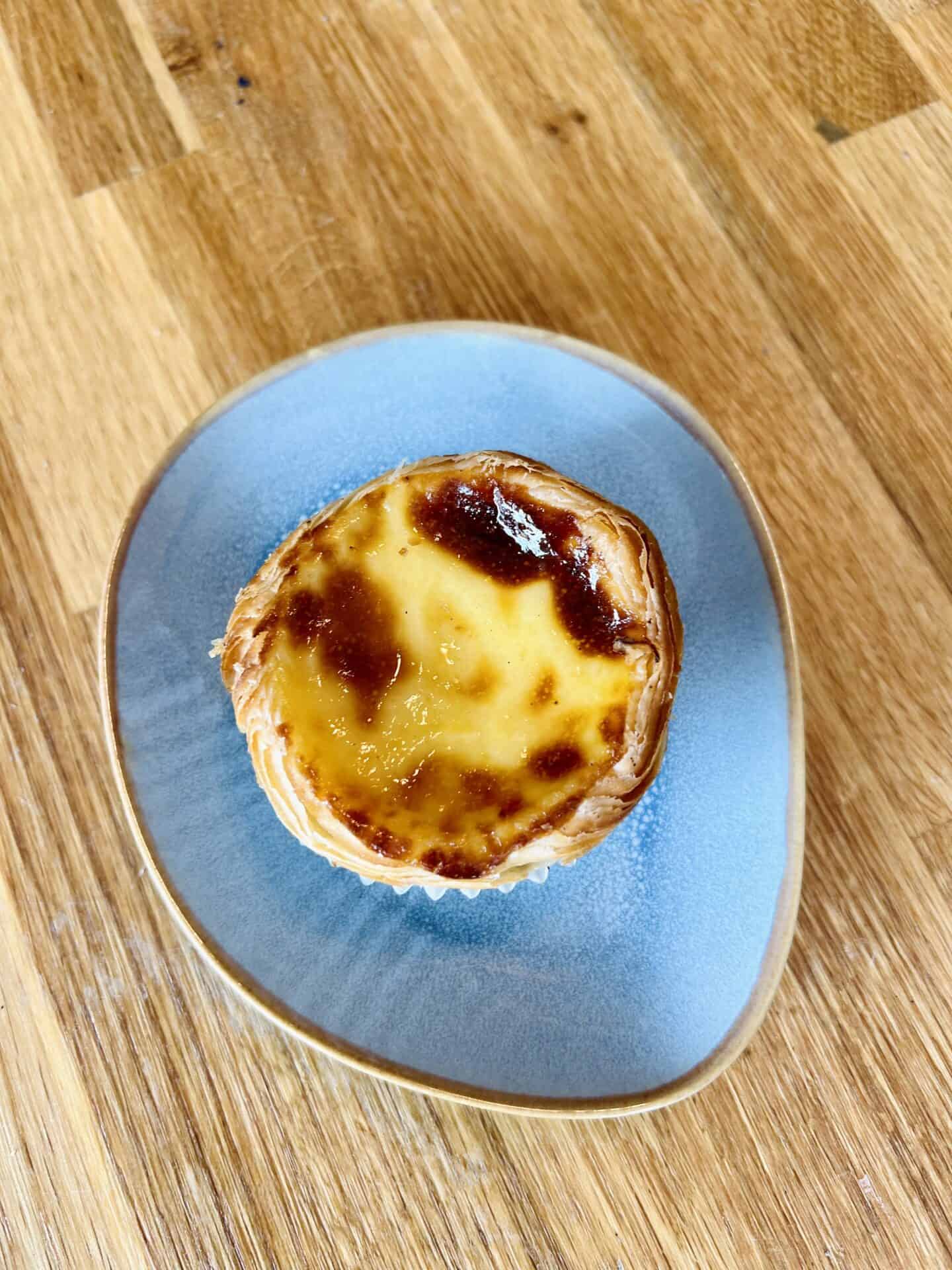 Nahaufnahme Pastel de Nata im Haciendo Café