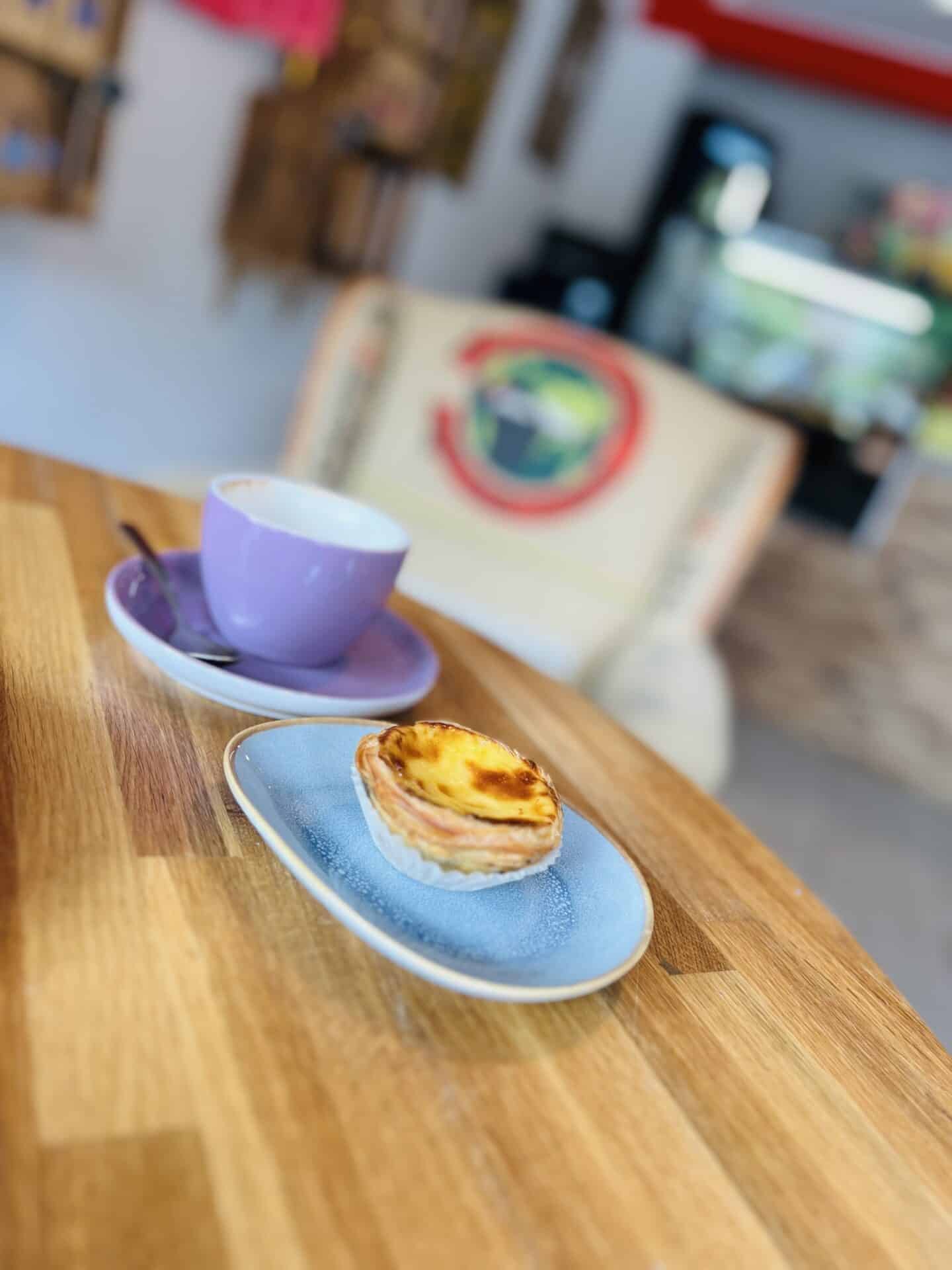 Tasse Kaffee mit Nata im Haciendo Café Hamburg