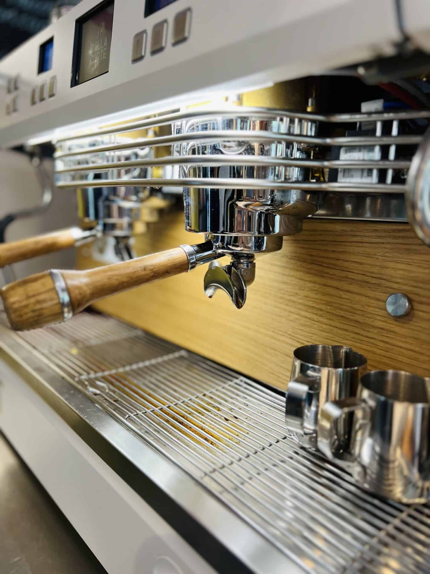 Nahaufnahme Siebträgermaschine im Haciendo Café
